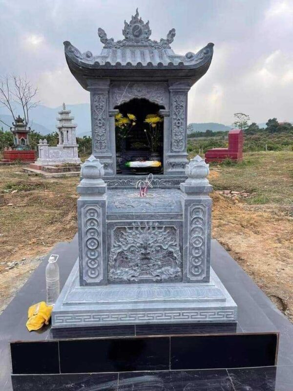 Mộ đá xanh một mái, thân mộ chạm rồng