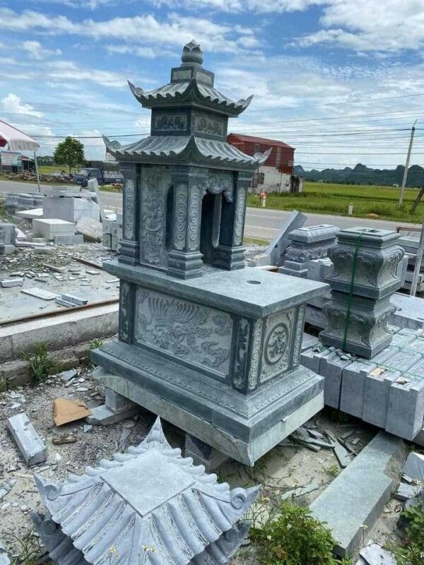 Lăng mộ đá nguyên khối đá xanh tại bãi xưởng, các cấu kiện đá dày trước khi lắp