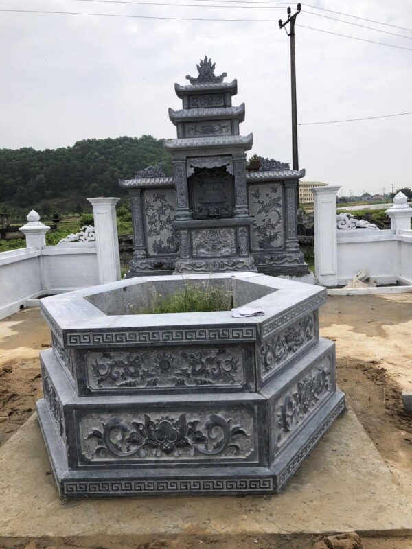 Mộ đá lục giác bằng đá xanh, lòng mộ phủ đất, kiểu mộ hợp với mộ chôn một lần