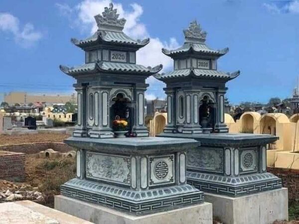 Hai ngôi mộ đá tự nhiên hai mái bằng đá xanh tại nghĩa trang