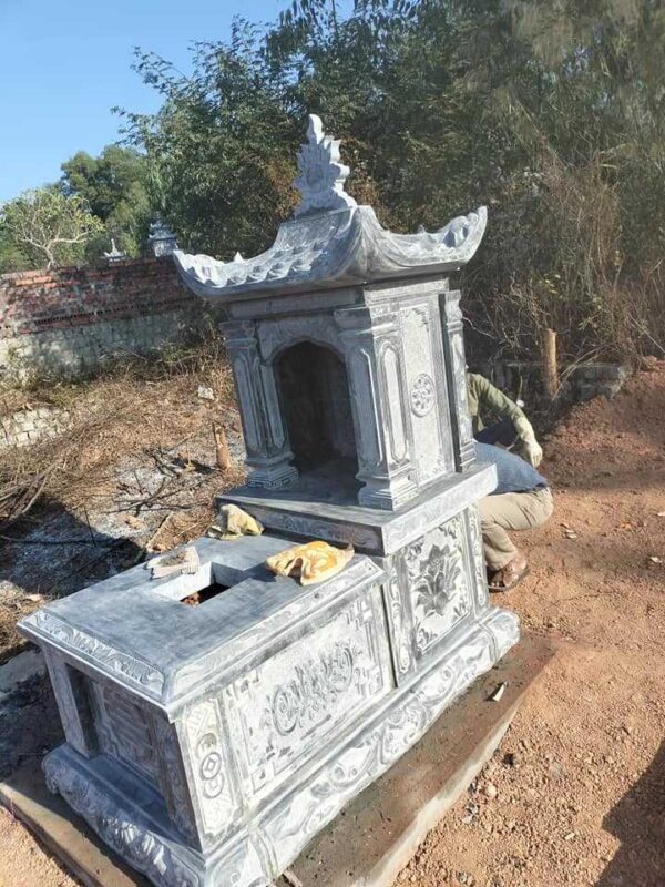 Xây mộ sau bao lâu: mộ đá xanh một mái vừa lắp trên nền đất mới tại nghĩa trang