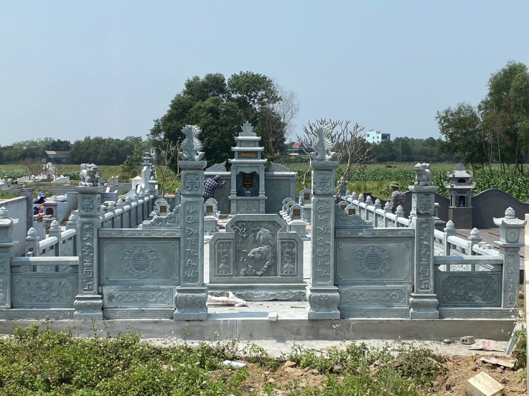 Khu lăng mộ đá xanh của dòng họ, mộ đá, lăng thờ và lan can cùng một loại đá