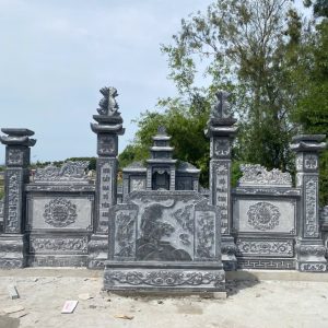 Anh 43 Cổng khu lăng đá xanh có bình phong chạm hổ và lan can chạm hoa văn