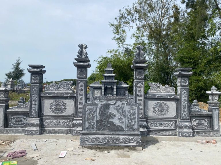 Cổng khu lăng đá xanh có bình phong chạm hổ và lan can chạm hoa văn