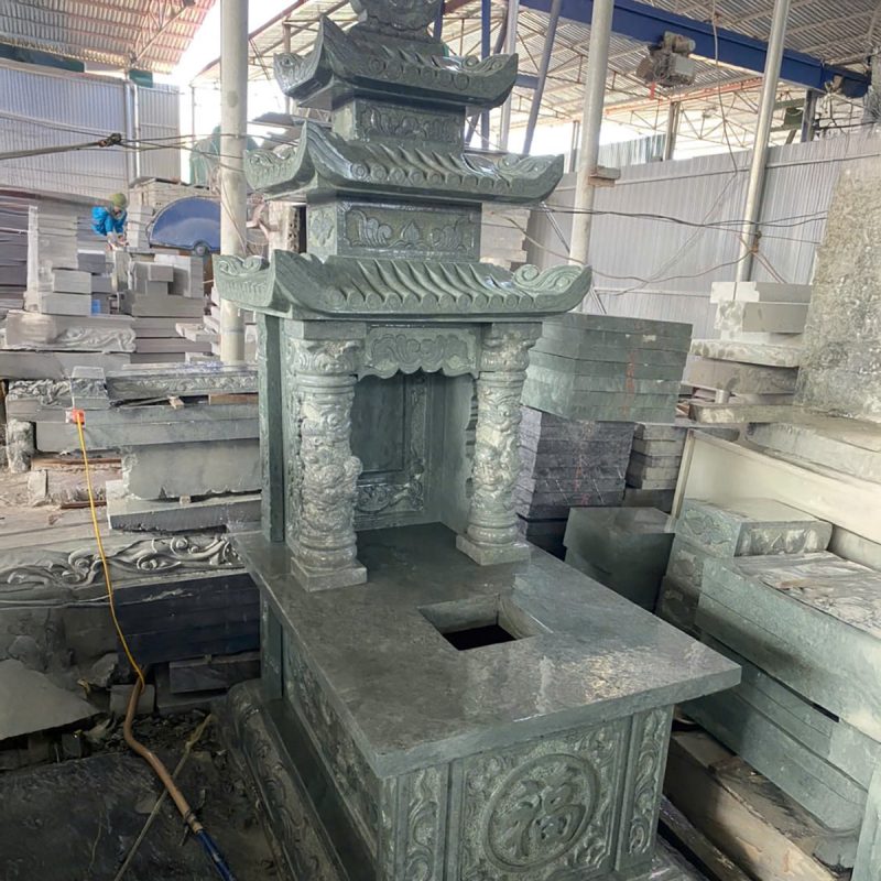 Mộ đá xanh đang hoàn thiện tại bãi đá trước khi vận chuyển, làm mộ mới kịp Tết và Thanh minh