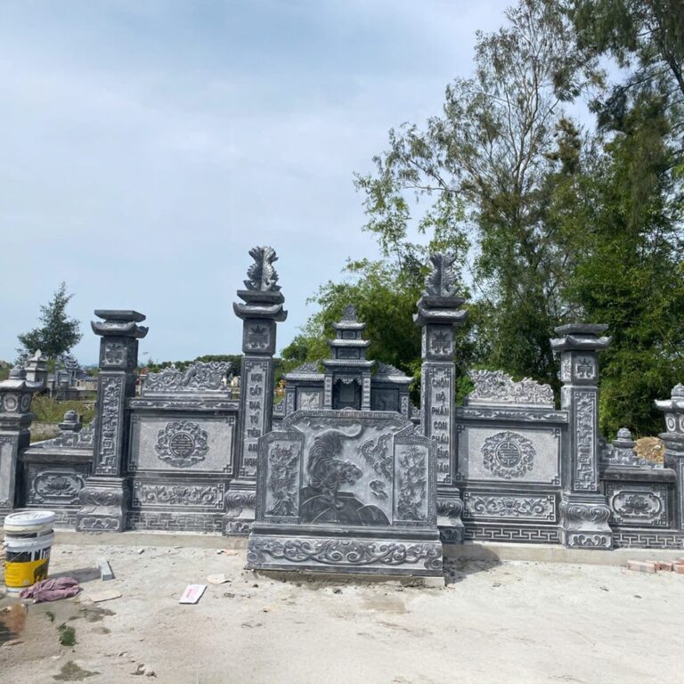 Bình phong đá xanh và tường rào chạm hoa văn trong khu lăng dòng họ