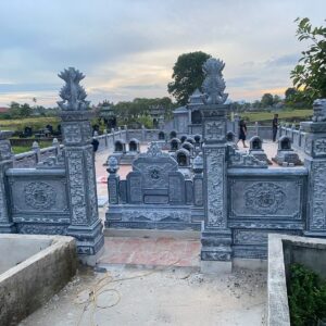 Cổng khu lăng đá xanh trụ chạm hoa văn, tường rào và bình phong phía trong