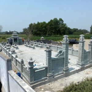 Khu lăng đá xanh với lan can chạm hoa văn, trụ cổng và lăng thờ cuối sân