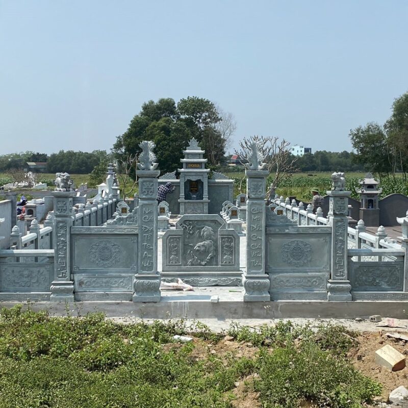 Mặt bằng khu lăng mộ dòng họ: cổng trụ, bình phong chạm hổ, mộ xếp hai hàng dọc lối giữa, lăng thờ cuối trục