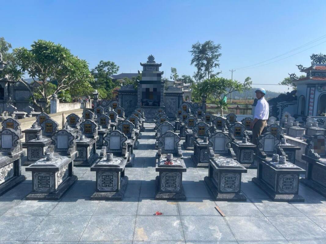Khu lăng mộ đá xanh đen dòng họ với hàng chục mộ cải táng tựa ngai xếp hàng trước lăng thờ