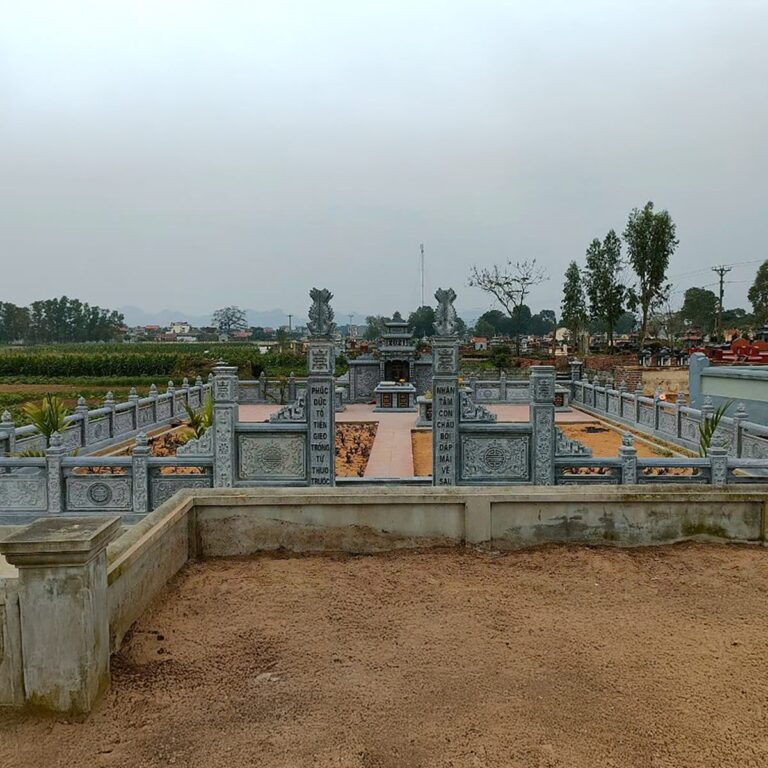 Toàn cảnh khu lăng mộ gia tộc đá xanh với lan can, lăng thờ và lối đi giữa sân