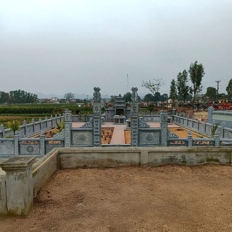 Khu lăng mộ đá đẹp của dòng họ nhìn từ cổng trụ: lối đi thẳng vào lăng thờ, lan can đá xanh bao quanh