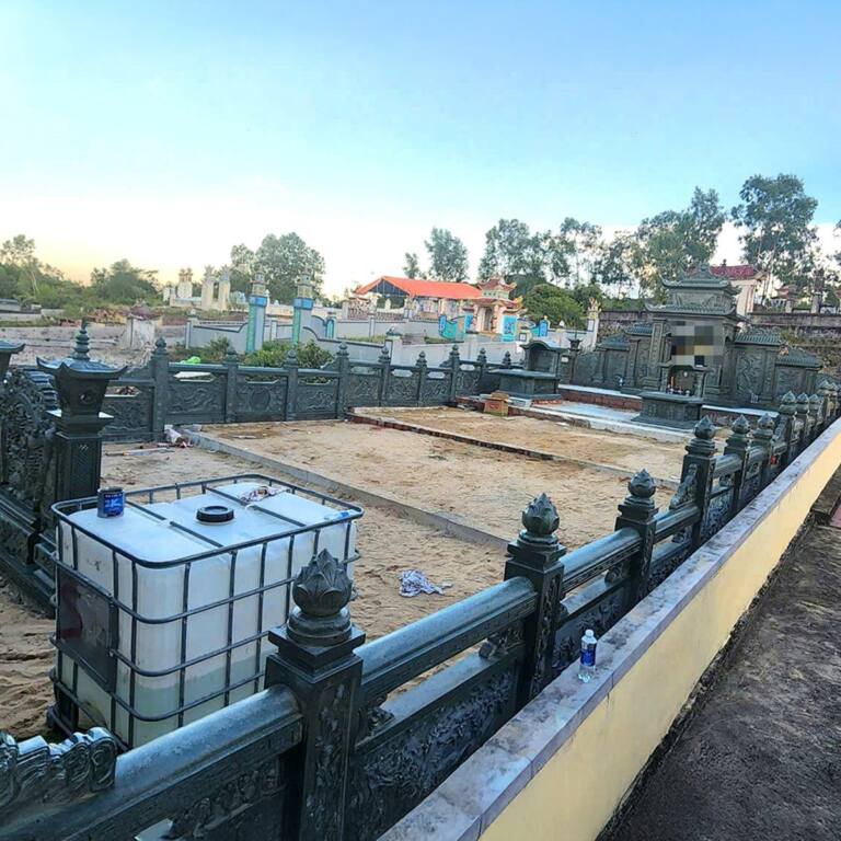 Lan can đá xanh bao quanh khu lăng mới, sân đất chờ lát nền