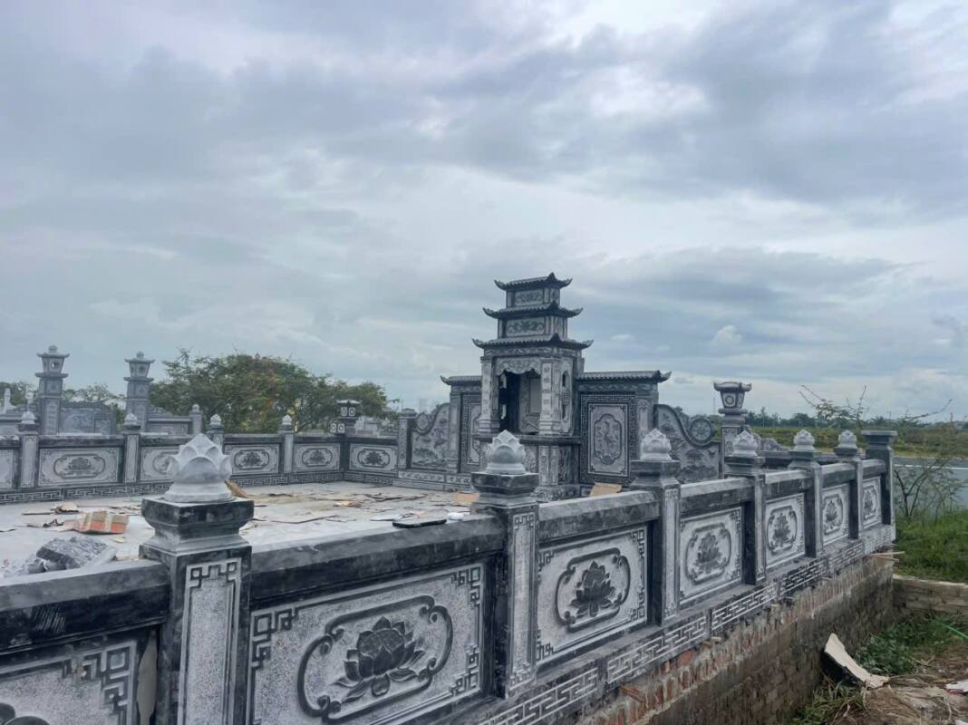 Lan can đá xanh chạm hoa sen và lăng thờ ba mái trong khu lăng dòng họ