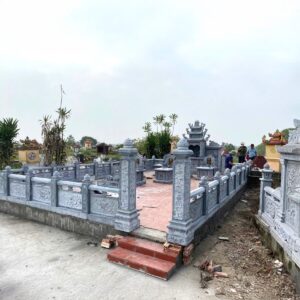 Lan can đá xanh bao quanh khu lăng gia tộc, trụ chạm hoa văn và bậc tam cấp
