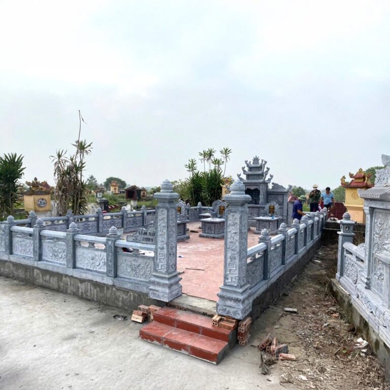 Lan can đá xanh bao quanh khu lăng gia tộc, trụ chạm hoa văn và bậc tam cấp