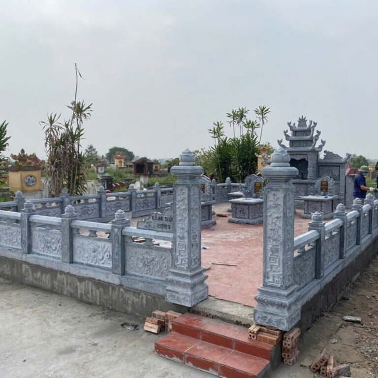 Lan can đá xanh khu lăng mới hoàn thiện, trụ cổng và lăng thờ phía cuối