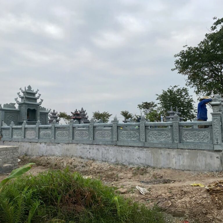 Lan can đá xanh chạy dọc khu lăng ven cánh đồng, lăng thờ phía cuối
