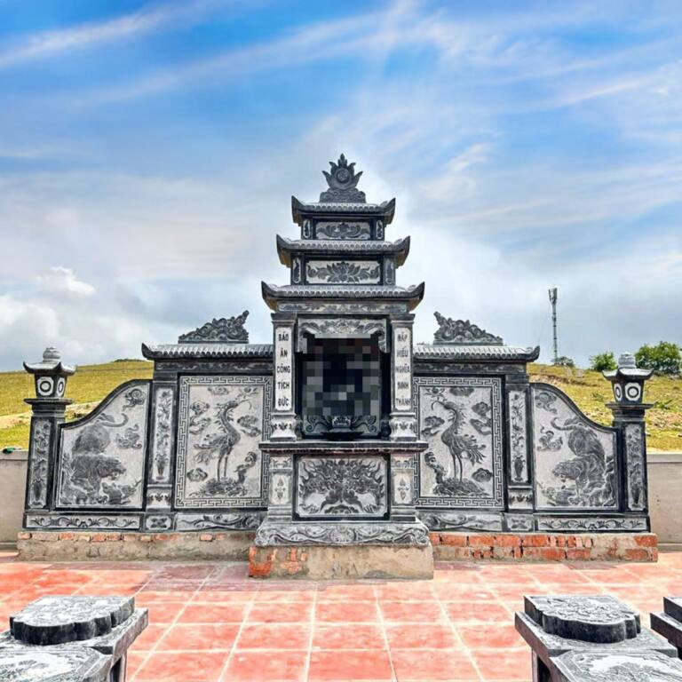 Lăng thờ đá xanh ba tầng mái, hai cánh bình phong chạm hạc và mây