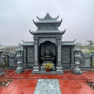 Lăng thờ đá xanh hai tầng mái giữa khu lăng, hai bên đèn đá