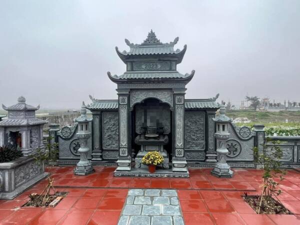 Lăng thờ đá xanh hai tầng mái giữa khu lăng Lăng thờ đá xanh đen hai tầng mái giữa khu lăng, hai bên đèn đá