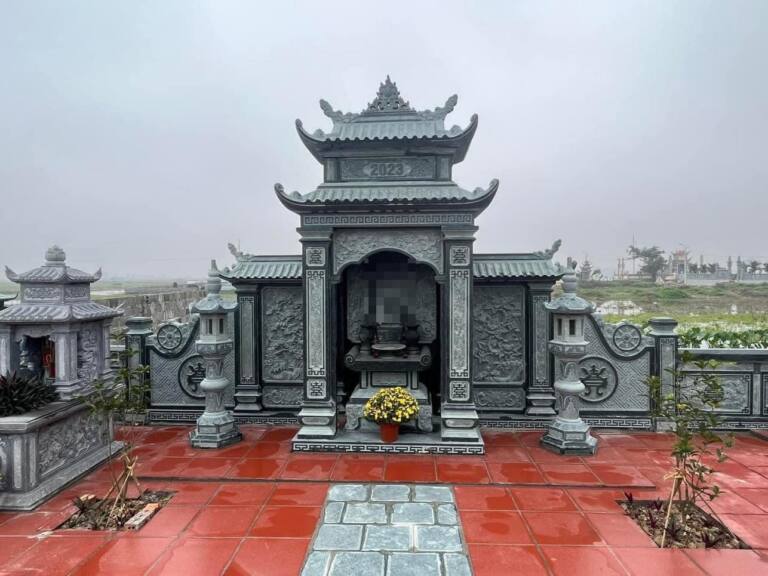 Lăng thờ đá xanh hai tầng mái giữa khu lăng, hai bên đèn đá