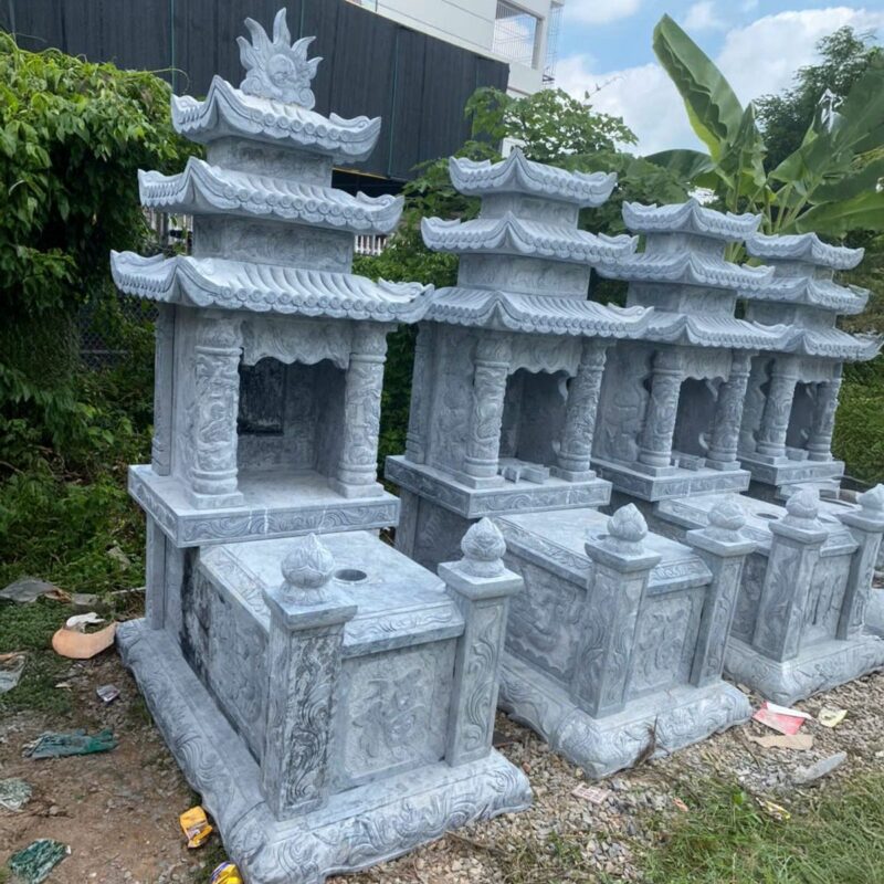 Mộ ba mái đá xanh ghi sáng chạm hoa văn, màu xám nhạt ánh xanh, xếp hàng tại bãi xưởng