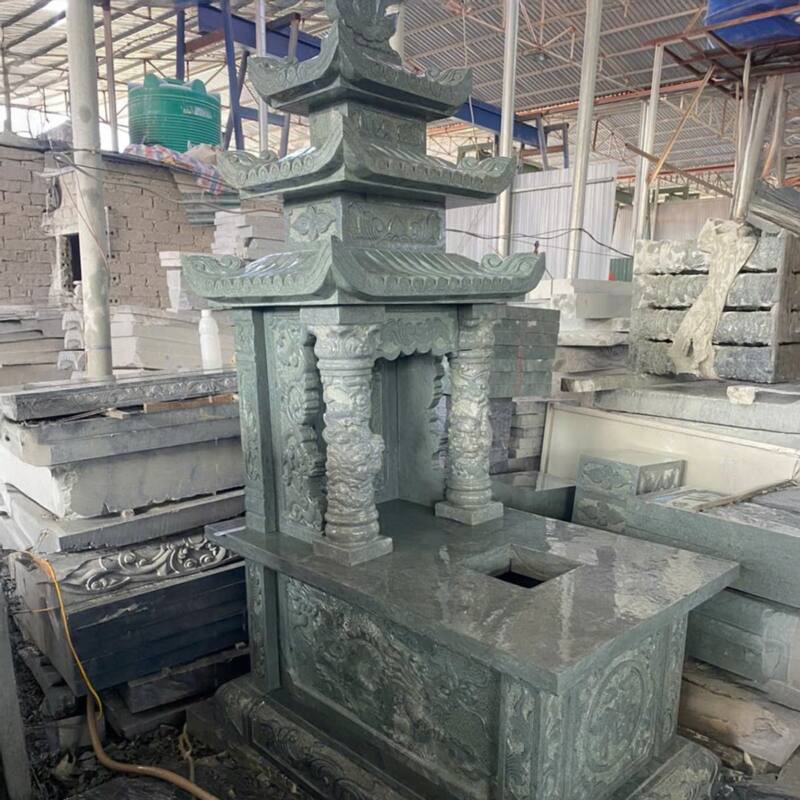 Mẫu mộ ba mái đá xanh rêu thân rộng, cột chạm hoa văn, hoàn thiện tại bãi xưởng An Thịnh