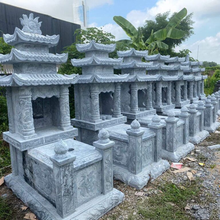 Hàng mộ ba mái đá xanh chạm khắc chờ giao tại bãi xưởng