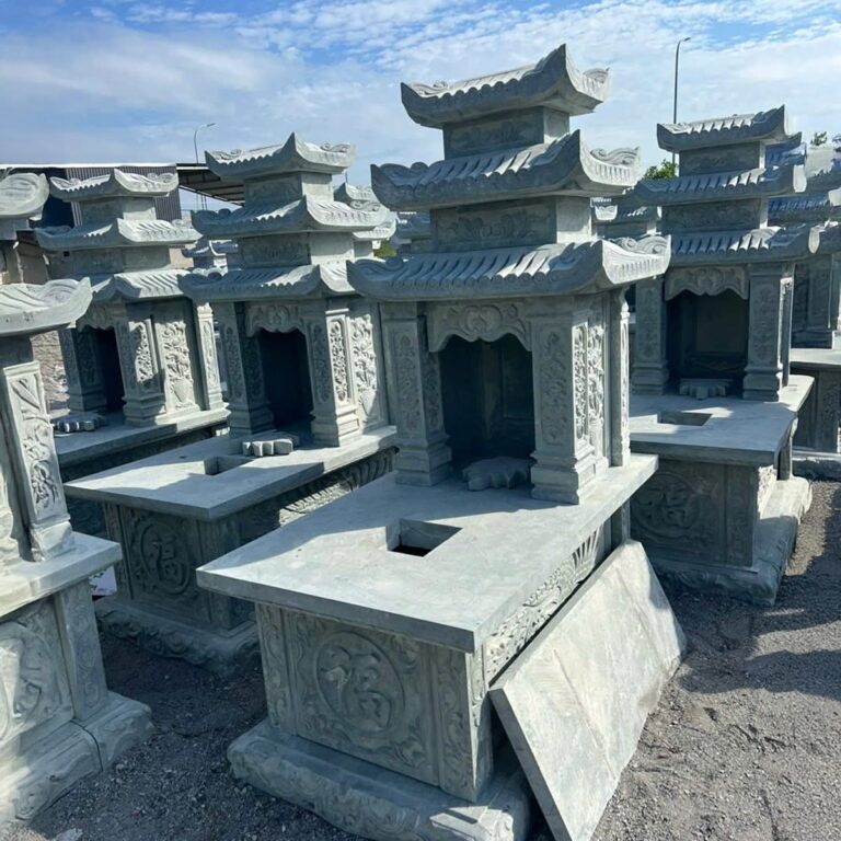 Mộ đá ba tầng mái chạm khắc tinh xảo, mẫu hoàn thiện tại bãi xưởng