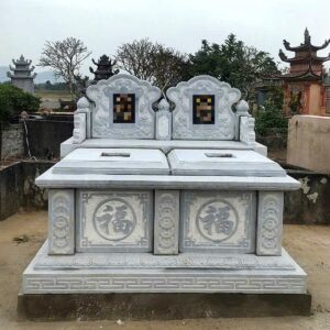 Mộ đá đôi đá xanh ghi sáng, hai bia song song, thân mộ chạm chữ Phúc