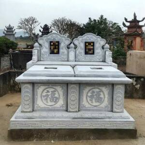 Mộ đá đôi đá xanh ghi sáng, hai bia song song, thân mộ chạm chữ Phúc