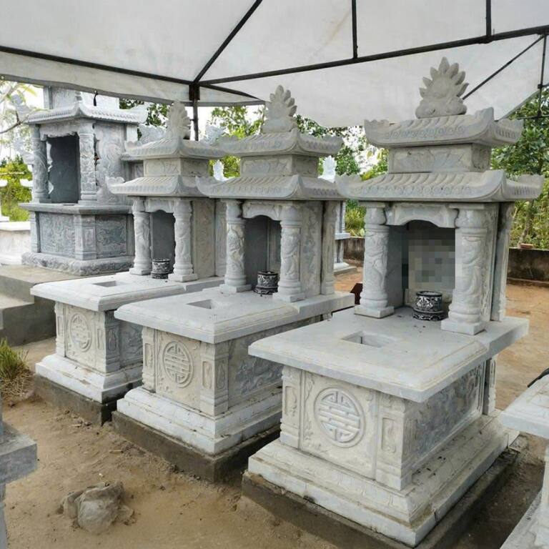 Mộ đá một mái đá xanh ghi sáng, thân chạm chữ Thọ, mẫu tại xưởng