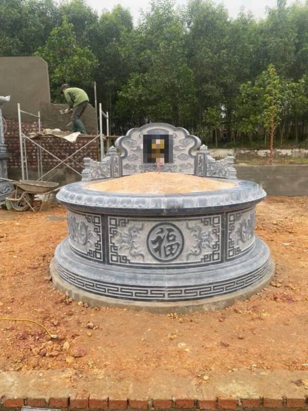 Mộ đá tròn chạm chữ Phúc Mộ đá tròn đá xanh chạm chữ Phúc, bia hậu chạm mây, vừa lắp đặt tại nghĩa trang