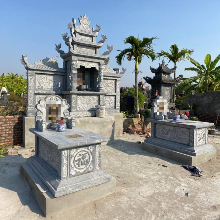 Mộ đá xanh chạm chữ Phúc trước lăng thờ ba mái trong khu mộ gia đình