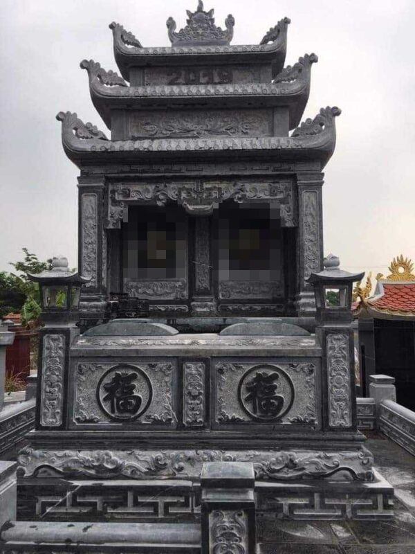 Mộ đá đôi ba mái với hai tấm bia khắc chữ đặt song song, mỗi tấm dành cho một người