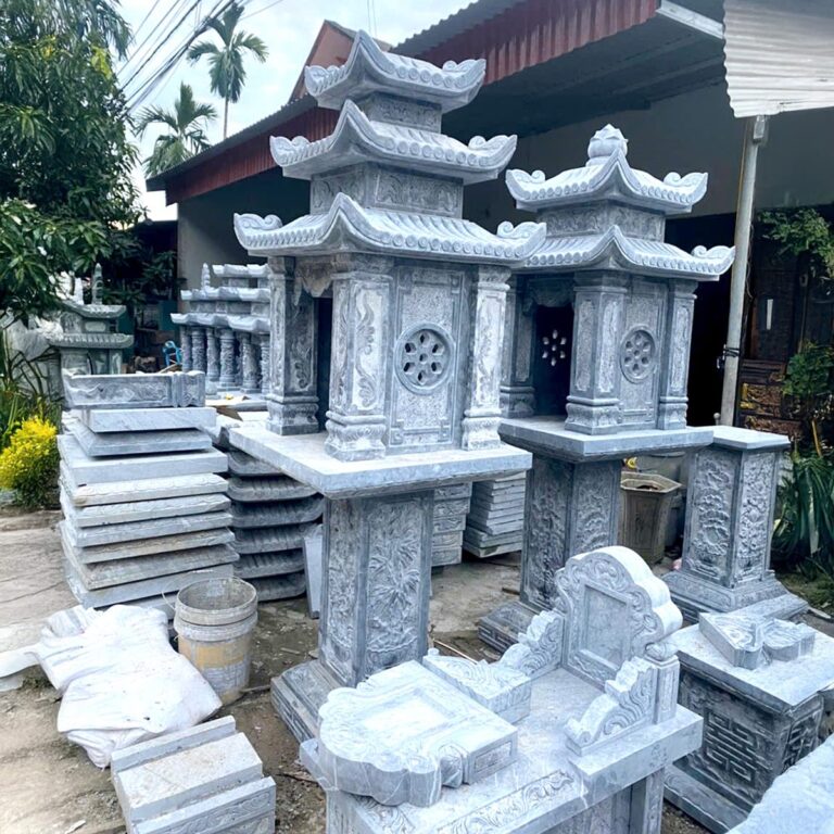 Mộ hai mái đá xanh chạm hoa văn tròn, mẫu tại bãi xưởng