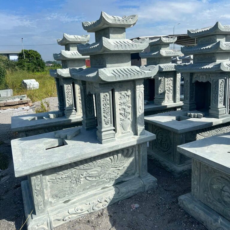 Mộ hai mái đá xanh, thân mộ chạm rồng mây, xếp hàng tại xưởng