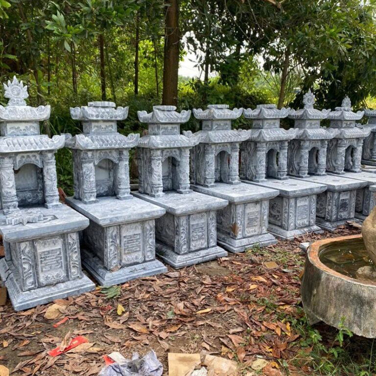 Hàng mộ một mái đá xanh chạm hoa văn chờ giao tại bãi xưởng