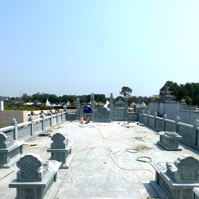 Sân khu lăng lát đá với các ngôi mộ đá xanh và lan can bao quanh