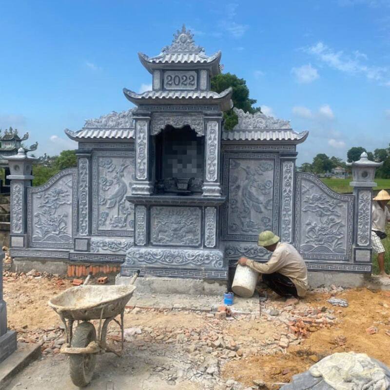 Thợ An Thịnh hoàn thiện lăng thờ đá xanh ghi sáng ba mái tại khu lăng