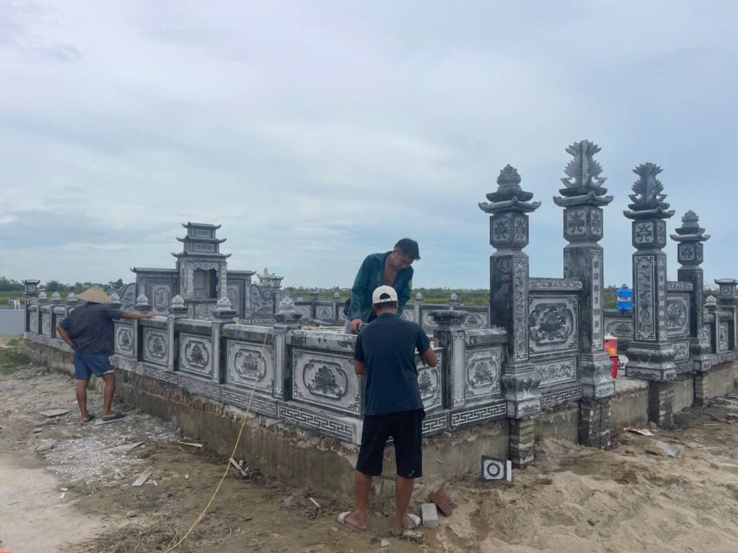 Thợ An Thịnh lắp lan can đá xanh và cổng tứ trụ cho khu lăng dòng họ