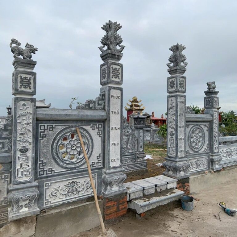 Trụ cổng đá xanh khắc câu đối, bình phong chạm hoa văn tròn