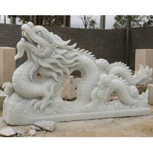 Ảnh minh họa tượng rồng đá chạm trên nền sóng mây
